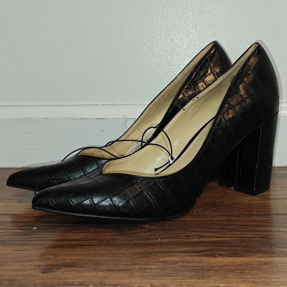 Liz Claiborne Black Pumps Women's 11 Office Heels Reptile Embossed‎ Faux Leather